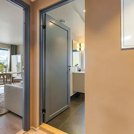 아파트 Modern & Elegant In *
